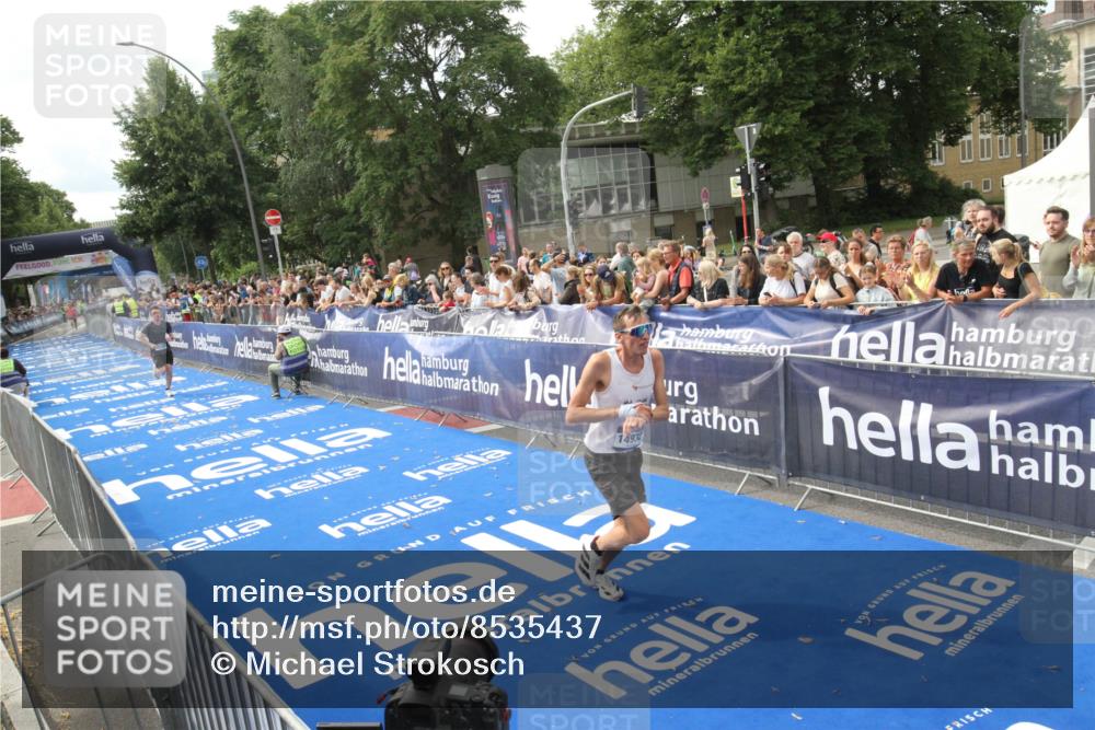 29.06.2025 - hella hamburg halbmarathon Michael Strokosch http://msf.ph/oto/8535437 29.06.2025 10:17:58 Ziel  meine-sportfotos.de