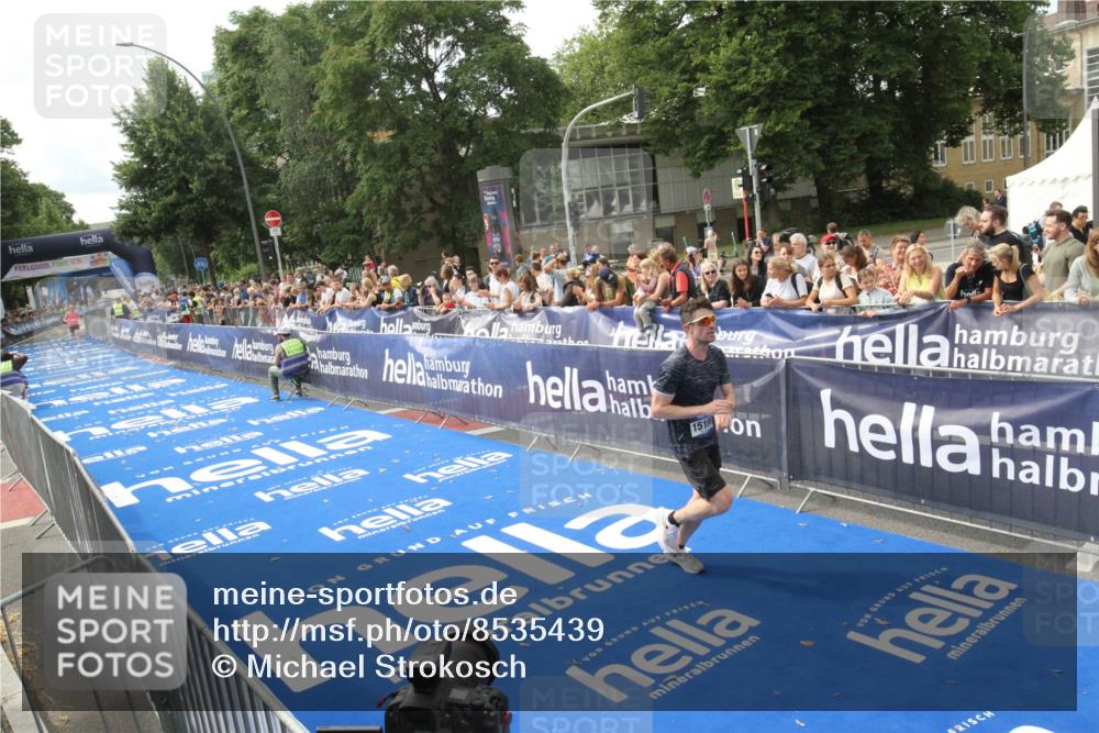 29.06.2025 - hella hamburg halbmarathon Michael Strokosch http://msf.ph/oto/8535439 29.06.2025 10:18:01 Ziel  meine-sportfotos.de