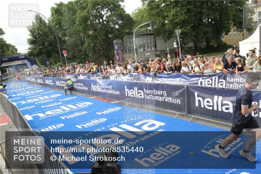 29.06.2025 - hella hamburg halbmarathon Michael Strokosch http://msf.ph/oto/8535440 29.06.2025 10:18:01 Ziel  meine-sportfotos.de