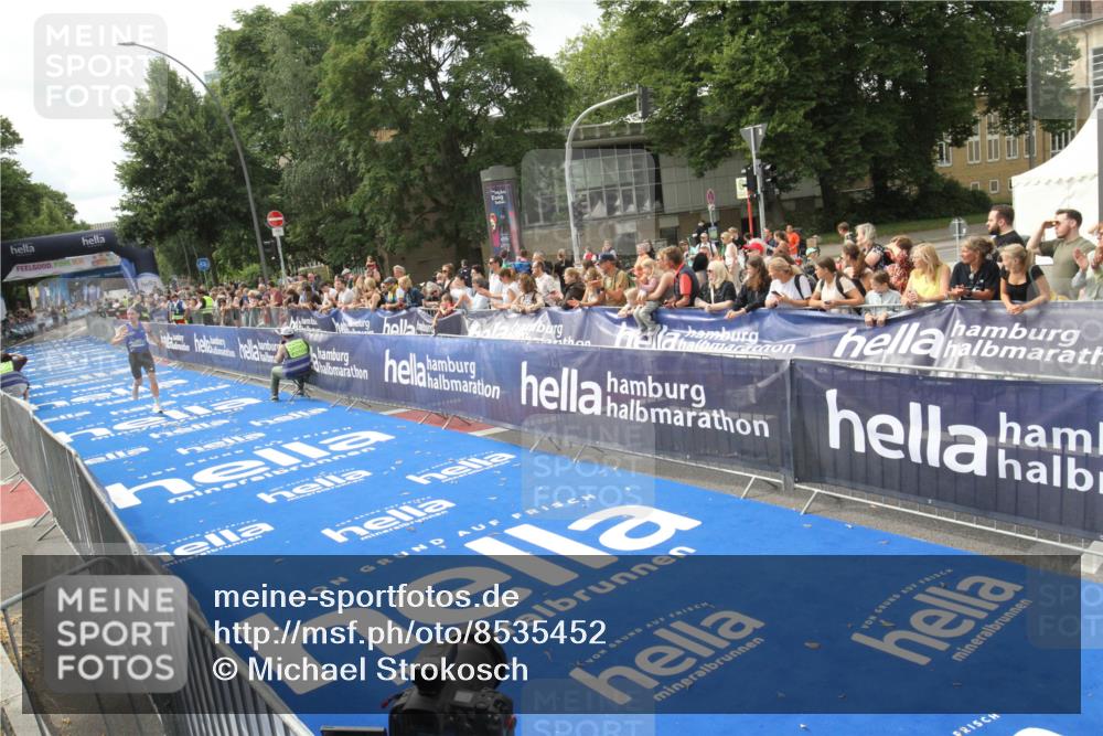 29.06.2025 - hella hamburg halbmarathon Michael Strokosch http://msf.ph/oto/8535452 29.06.2025 10:18:48 Ziel  meine-sportfotos.de
