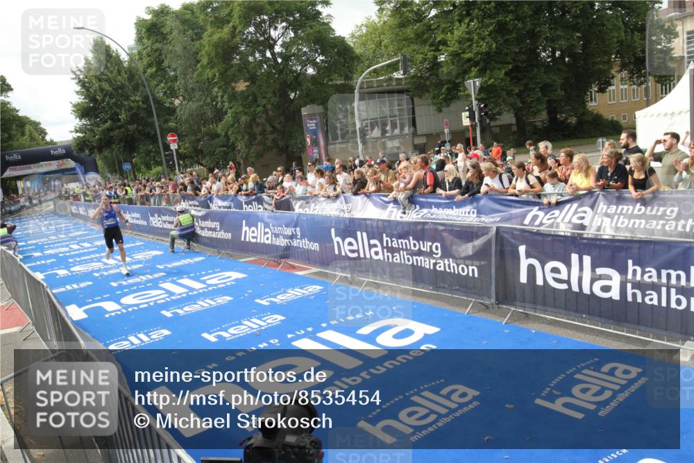 29.06.2025 - hella hamburg halbmarathon Michael Strokosch http://msf.ph/oto/8535454 29.06.2025 10:18:48 Ziel  meine-sportfotos.de