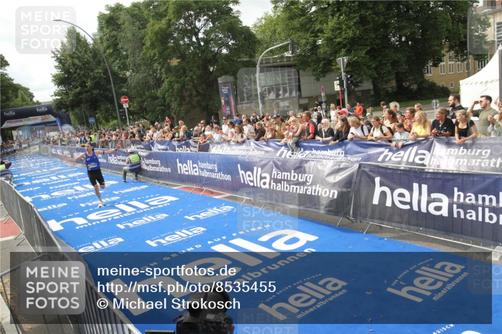 29.06.2025 - hella hamburg halbmarathon Michael Strokosch http://msf.ph/oto/8535455 29.06.2025 10:18:49 Ziel  meine-sportfotos.de