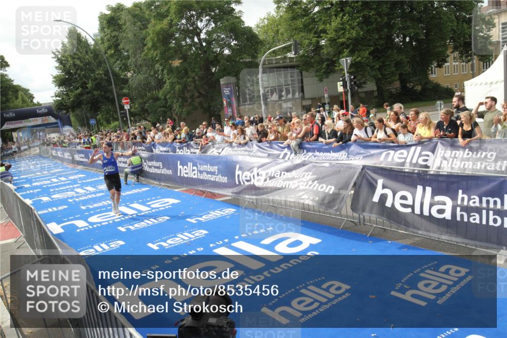 29.06.2025 - hella hamburg halbmarathon Michael Strokosch http://msf.ph/oto/8535456 29.06.2025 10:18:49 Ziel  meine-sportfotos.de