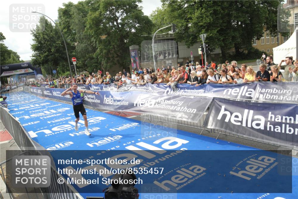 29.06.2025 - hella hamburg halbmarathon Michael Strokosch http://msf.ph/oto/8535457 29.06.2025 10:18:50 Ziel  meine-sportfotos.de