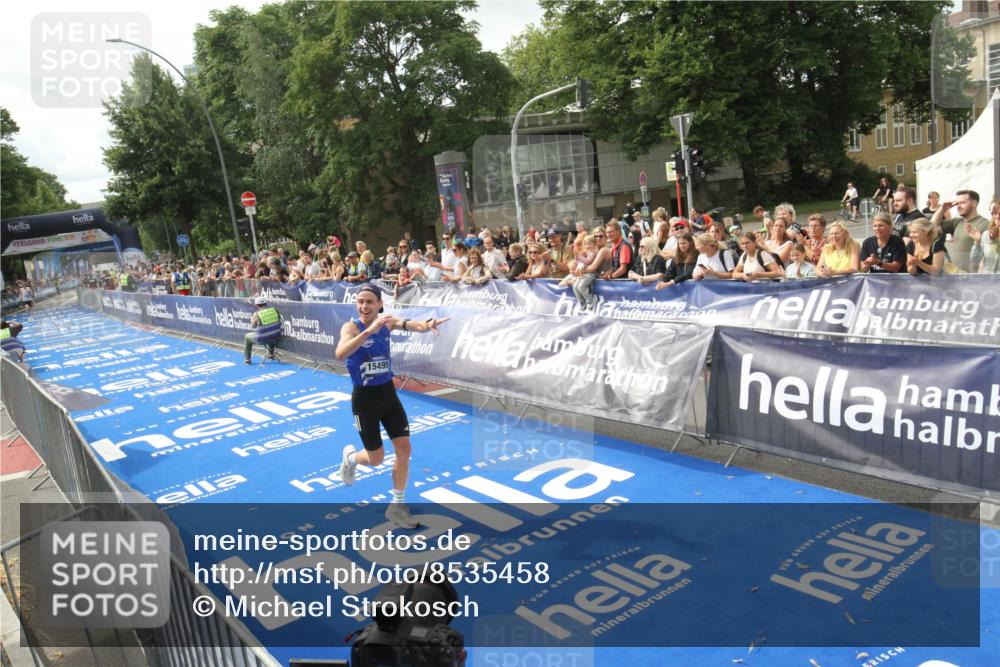 29.06.2025 - hella hamburg halbmarathon Michael Strokosch http://msf.ph/oto/8535458 29.06.2025 10:18:50 Ziel  meine-sportfotos.de