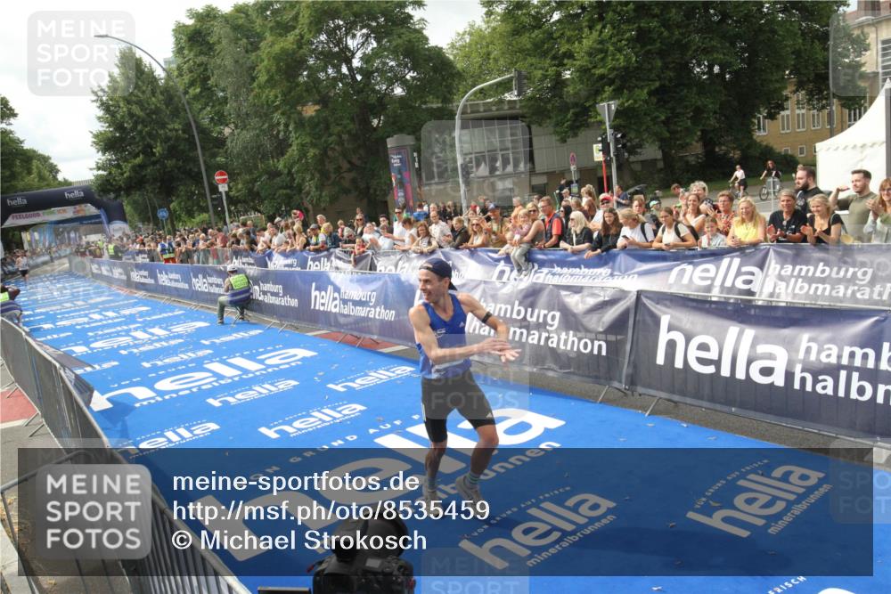 29.06.2025 - hella hamburg halbmarathon Michael Strokosch http://msf.ph/oto/8535459 29.06.2025 10:18:51 Ziel  meine-sportfotos.de