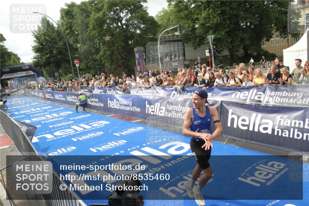 29.06.2025 - hella hamburg halbmarathon Michael Strokosch http://msf.ph/oto/8535460 29.06.2025 10:18:51 Ziel  meine-sportfotos.de