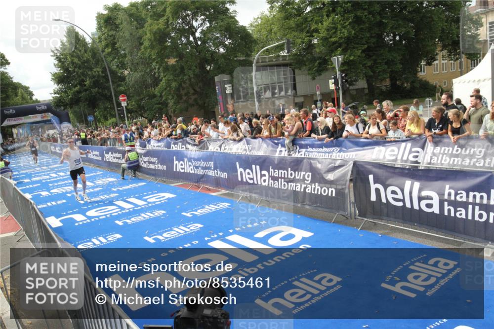 29.06.2025 - hella hamburg halbmarathon Michael Strokosch http://msf.ph/oto/8535461 29.06.2025 10:18:57 Ziel  meine-sportfotos.de