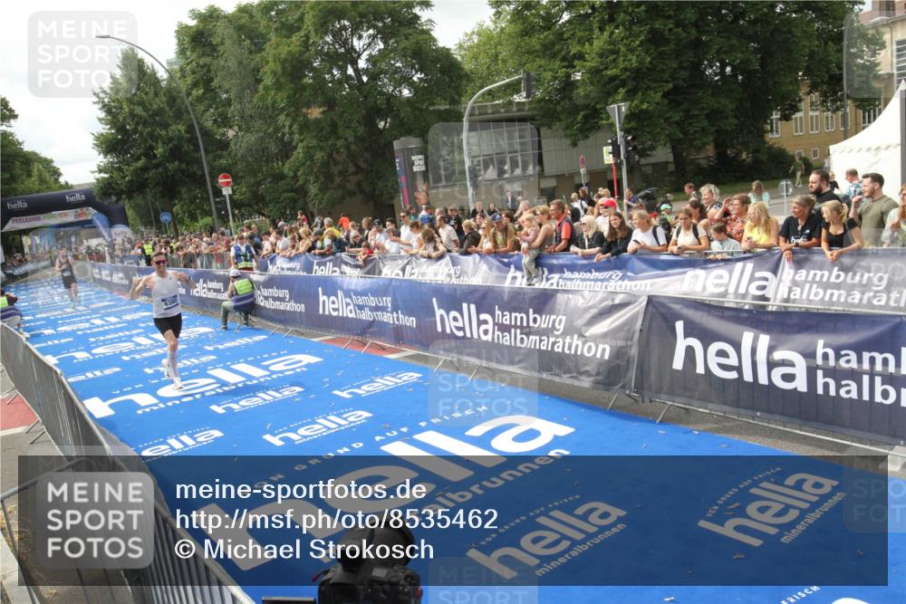 29.06.2025 - hella hamburg halbmarathon Michael Strokosch http://msf.ph/oto/8535462 29.06.2025 10:18:57 Ziel  meine-sportfotos.de