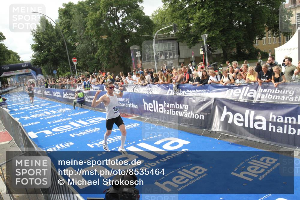 29.06.2025 - hella hamburg halbmarathon Michael Strokosch http://msf.ph/oto/8535464 29.06.2025 10:18:58 Ziel  meine-sportfotos.de