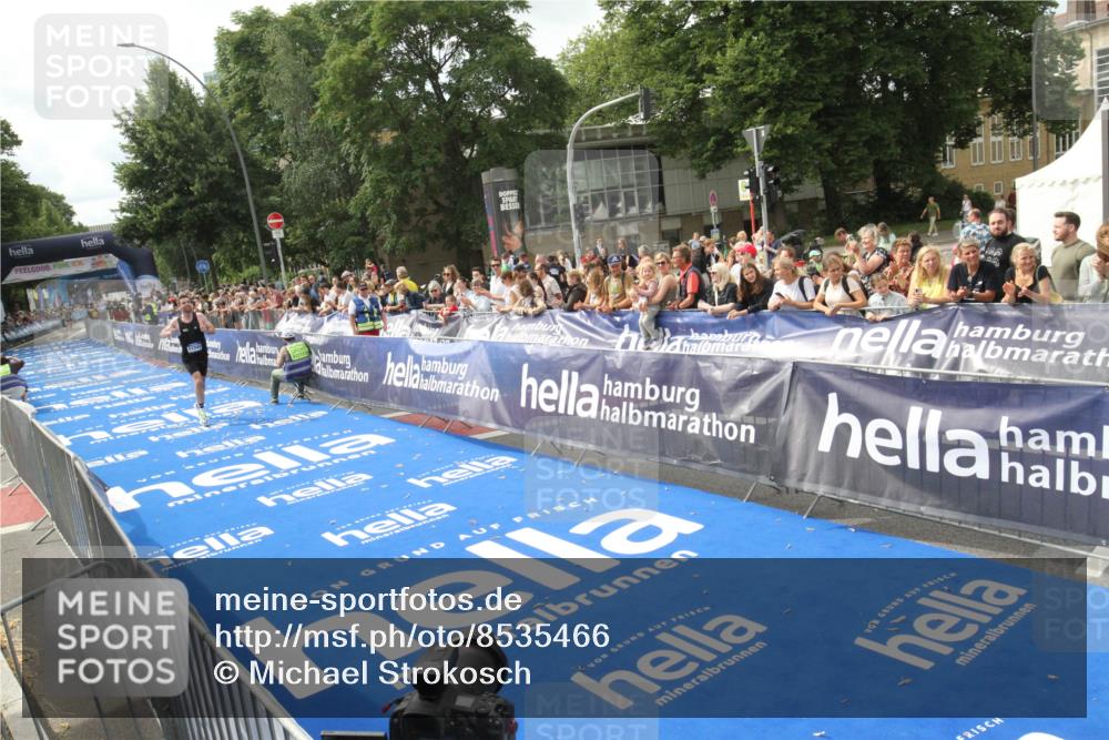 29.06.2025 - hella hamburg halbmarathon Michael Strokosch http://msf.ph/oto/8535466 29.06.2025 10:18:59 Ziel  meine-sportfotos.de
