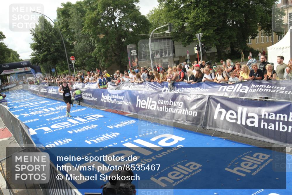 29.06.2025 - hella hamburg halbmarathon Michael Strokosch http://msf.ph/oto/8535467 29.06.2025 10:19:00 Ziel  meine-sportfotos.de