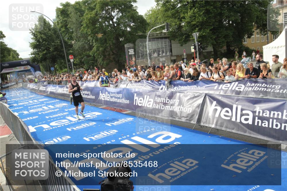 29.06.2025 - hella hamburg halbmarathon Michael Strokosch http://msf.ph/oto/8535468 29.06.2025 10:19:00 Ziel  meine-sportfotos.de