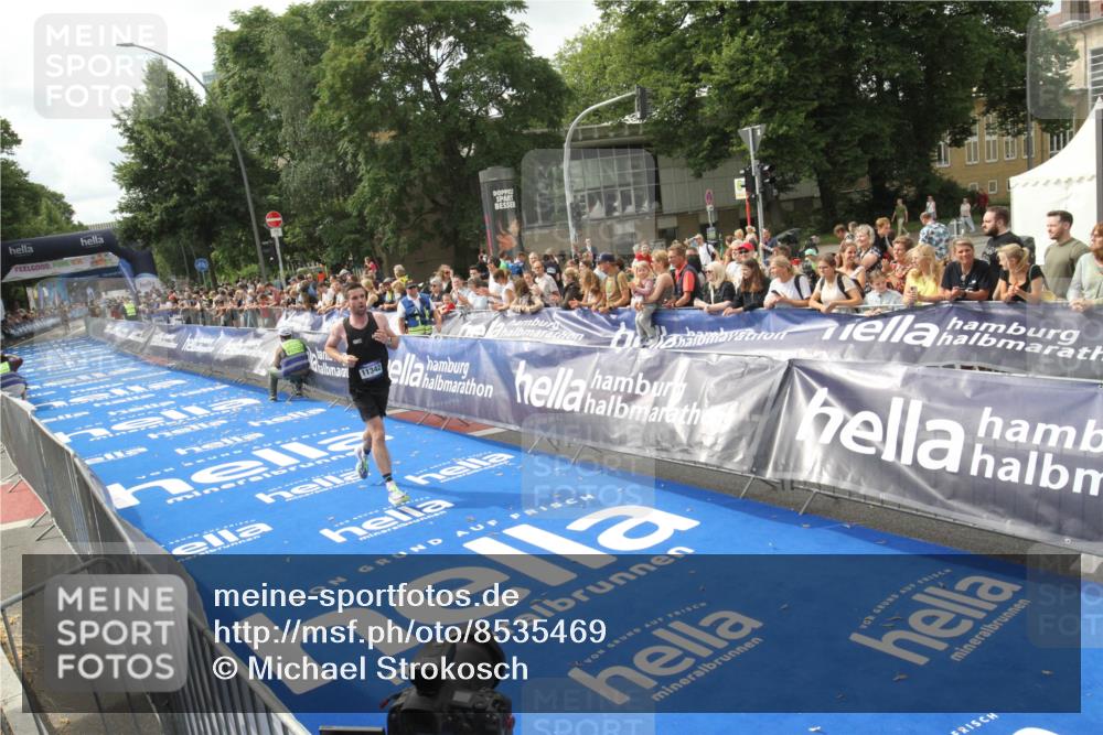 29.06.2025 - hella hamburg halbmarathon Michael Strokosch http://msf.ph/oto/8535469 29.06.2025 10:19:01 Ziel  meine-sportfotos.de