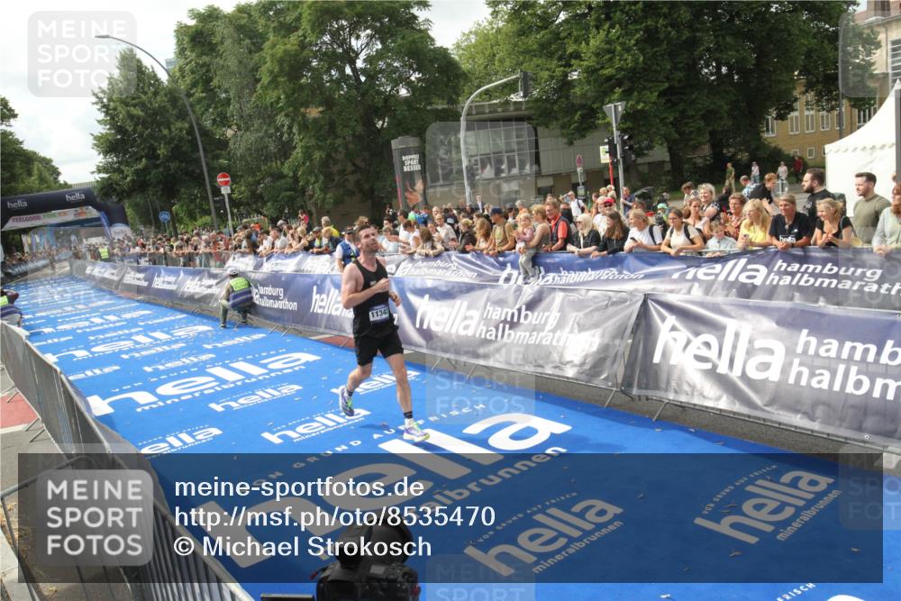 29.06.2025 - hella hamburg halbmarathon Michael Strokosch http://msf.ph/oto/8535470 29.06.2025 10:19:01 Ziel  meine-sportfotos.de