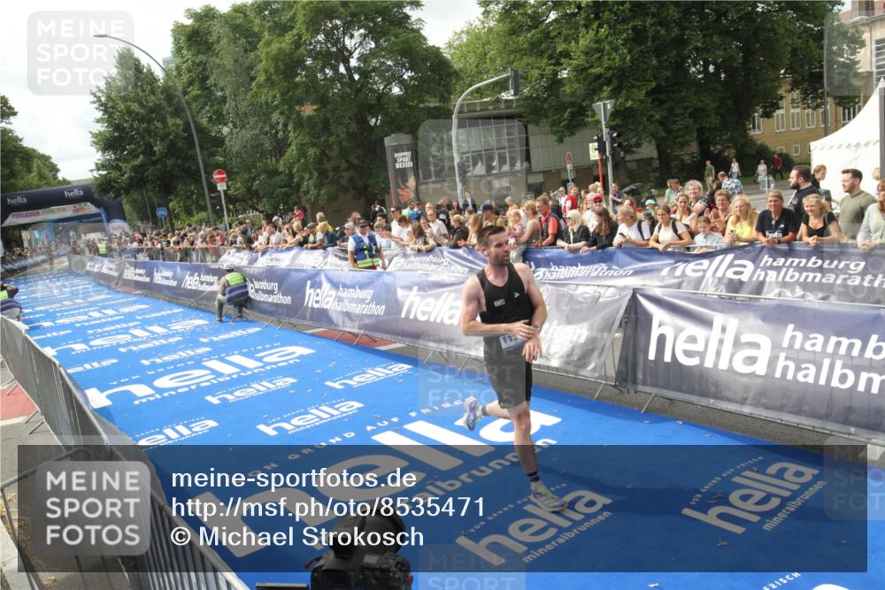 29.06.2025 - hella hamburg halbmarathon Michael Strokosch http://msf.ph/oto/8535471 29.06.2025 10:19:01 Ziel  meine-sportfotos.de