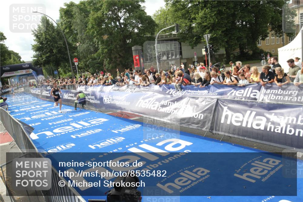 29.06.2025 - hella hamburg halbmarathon Michael Strokosch http://msf.ph/oto/8535482 29.06.2025 10:19:25 Ziel  meine-sportfotos.de