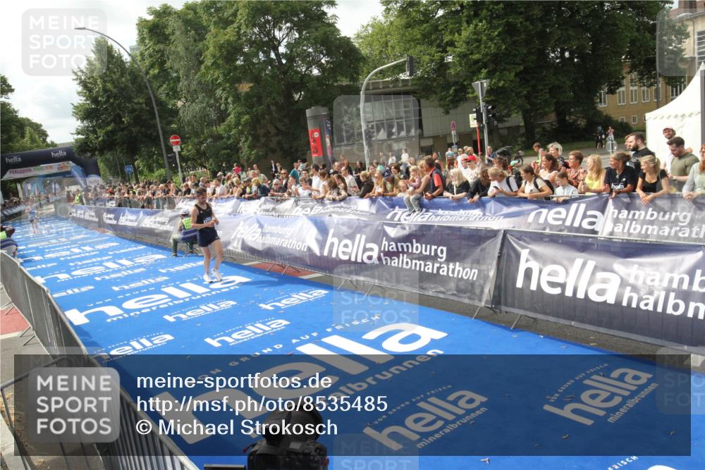29.06.2025 - hella hamburg halbmarathon Michael Strokosch http://msf.ph/oto/8535485 29.06.2025 10:19:26 Ziel  meine-sportfotos.de