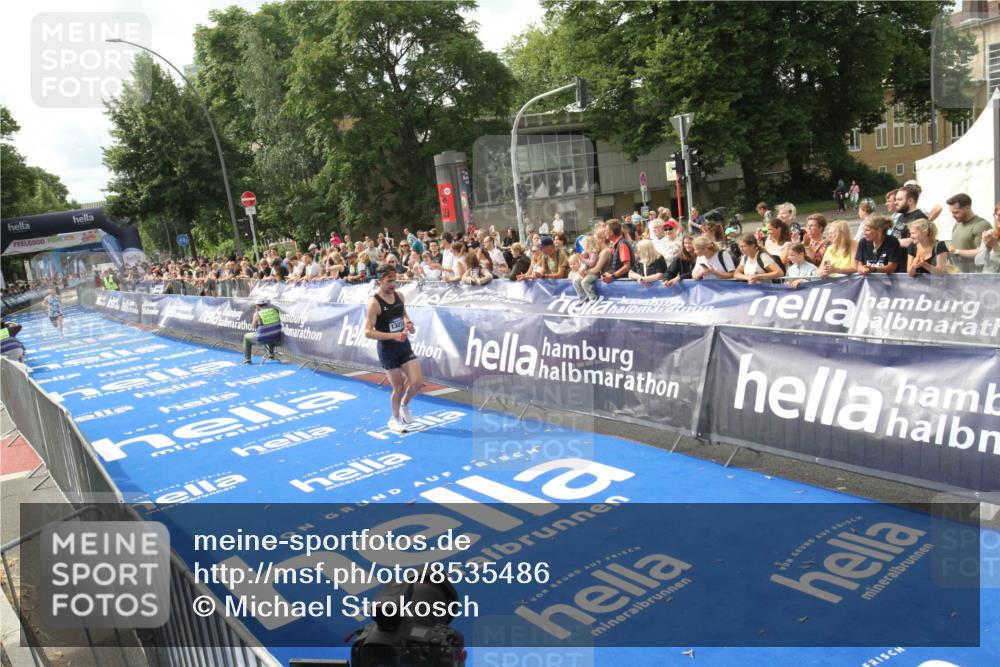 29.06.2025 - hella hamburg halbmarathon Michael Strokosch http://msf.ph/oto/8535486 29.06.2025 10:19:27 Ziel  meine-sportfotos.de