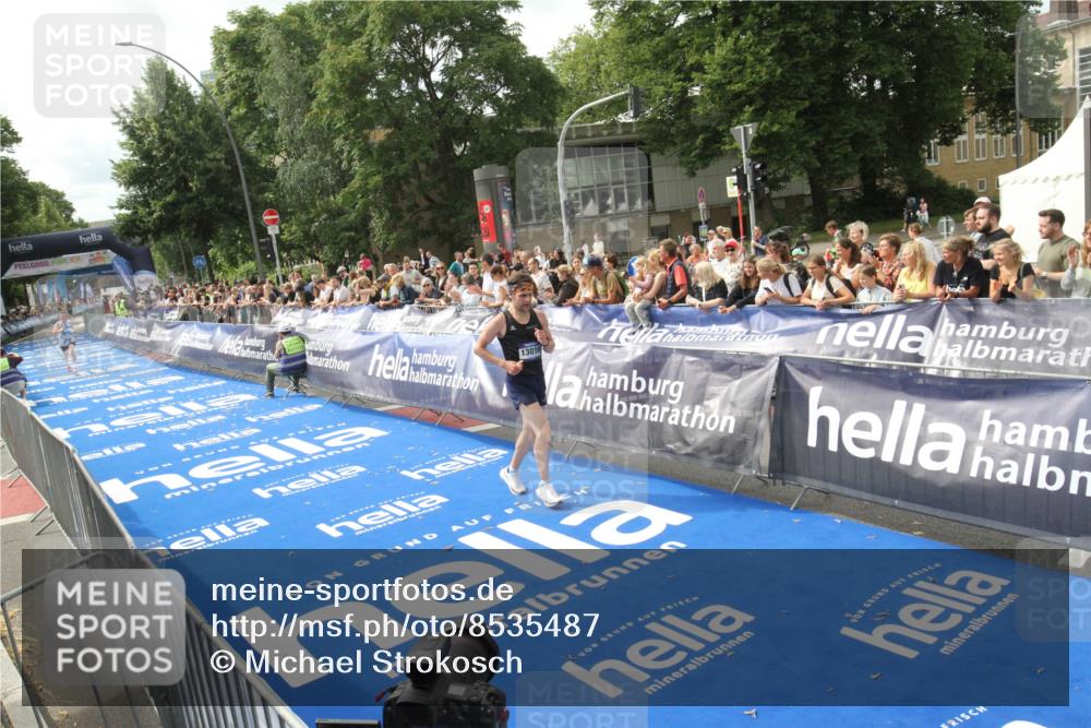 29.06.2025 - hella hamburg halbmarathon Michael Strokosch http://msf.ph/oto/8535487 29.06.2025 10:19:27 Ziel  meine-sportfotos.de