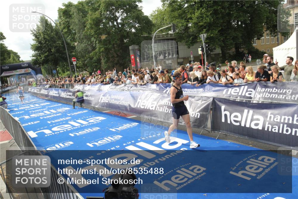 29.06.2025 - hella hamburg halbmarathon Michael Strokosch http://msf.ph/oto/8535488 29.06.2025 10:19:28 Ziel  meine-sportfotos.de