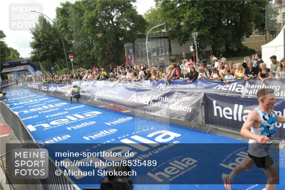 29.06.2025 - hella hamburg halbmarathon Michael Strokosch http://msf.ph/oto/8535489 29.06.2025 10:19:33 Ziel  meine-sportfotos.de