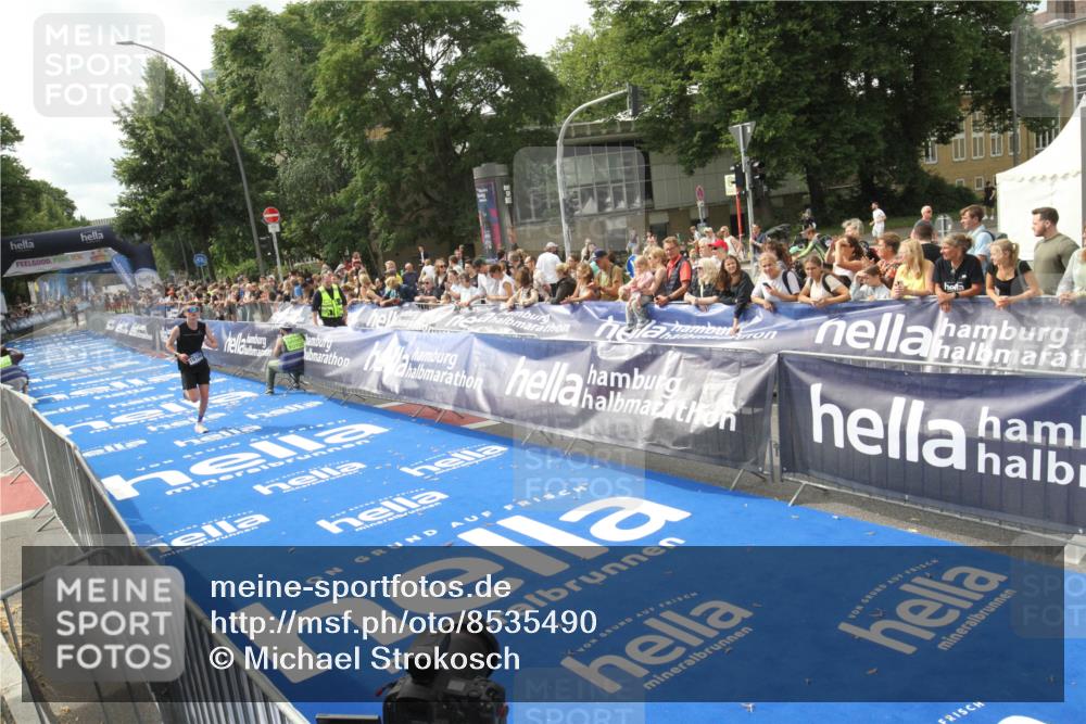 29.06.2025 - hella hamburg halbmarathon Michael Strokosch http://msf.ph/oto/8535490 29.06.2025 10:19:42 Ziel  meine-sportfotos.de