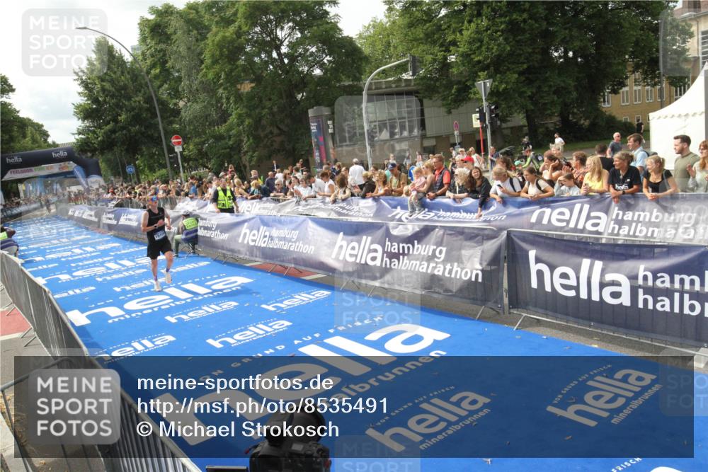 29.06.2025 - hella hamburg halbmarathon Michael Strokosch http://msf.ph/oto/8535491 29.06.2025 10:19:42 Ziel  meine-sportfotos.de