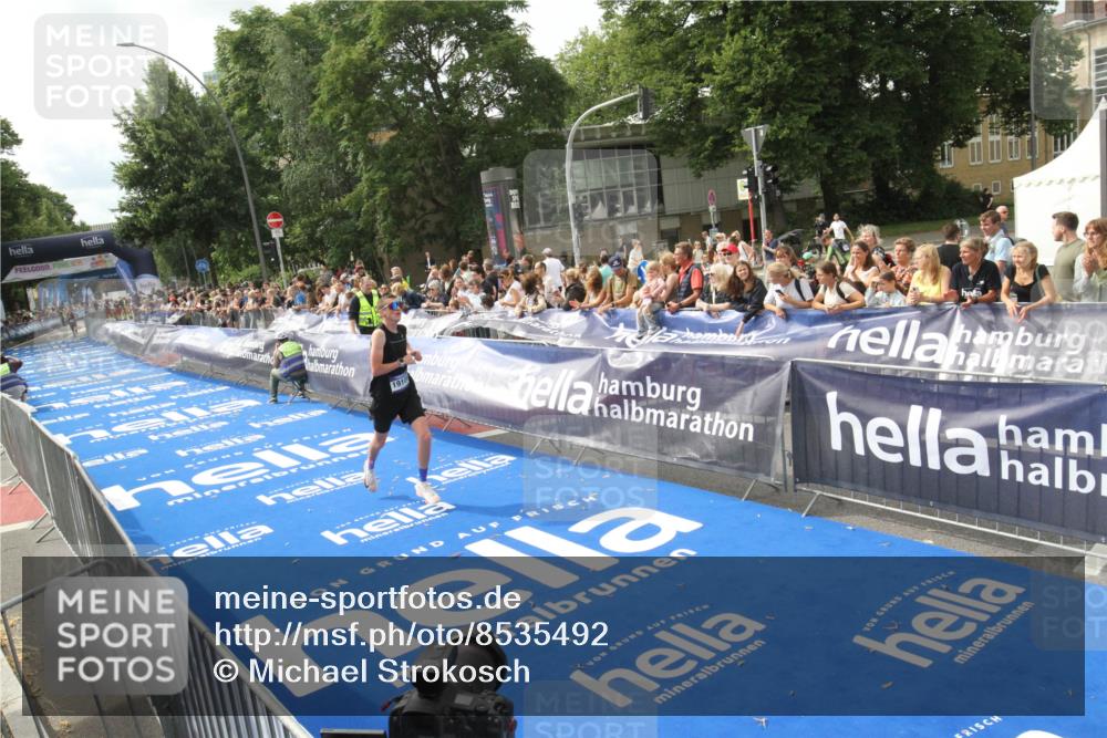29.06.2025 - hella hamburg halbmarathon Michael Strokosch http://msf.ph/oto/8535492 29.06.2025 10:19:43 Ziel  meine-sportfotos.de