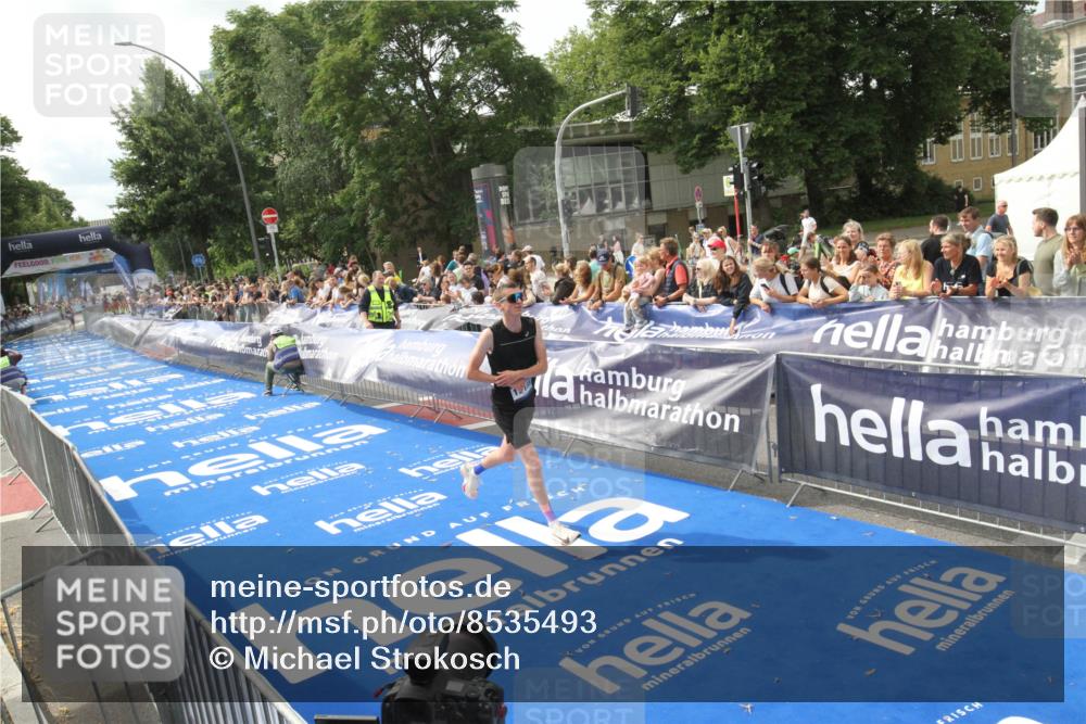 29.06.2025 - hella hamburg halbmarathon Michael Strokosch http://msf.ph/oto/8535493 29.06.2025 10:19:43 Ziel  meine-sportfotos.de