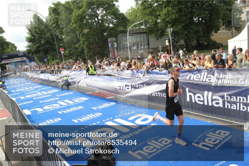 29.06.2025 - hella hamburg halbmarathon Michael Strokosch http://msf.ph/oto/8535494 29.06.2025 10:19:44 Ziel  meine-sportfotos.de