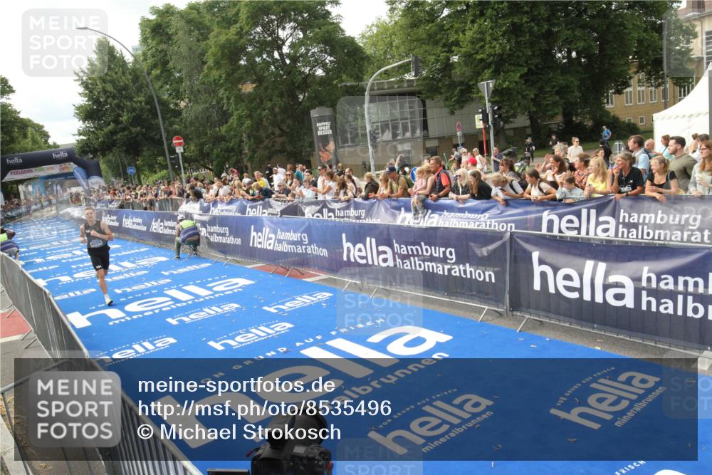 29.06.2025 - hella hamburg halbmarathon Michael Strokosch http://msf.ph/oto/8535496 29.06.2025 10:19:52 Ziel  meine-sportfotos.de