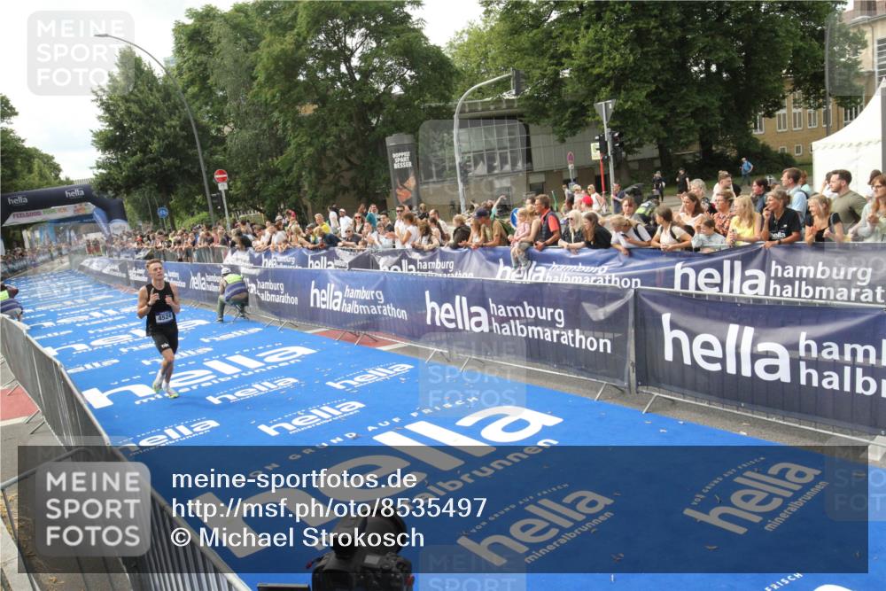 29.06.2025 - hella hamburg halbmarathon Michael Strokosch http://msf.ph/oto/8535497 29.06.2025 10:19:52 Ziel  meine-sportfotos.de