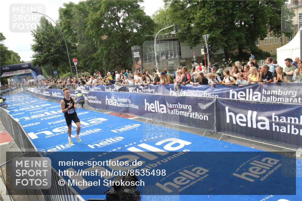 29.06.2025 - hella hamburg halbmarathon Michael Strokosch http://msf.ph/oto/8535498 29.06.2025 10:19:53 Ziel  meine-sportfotos.de