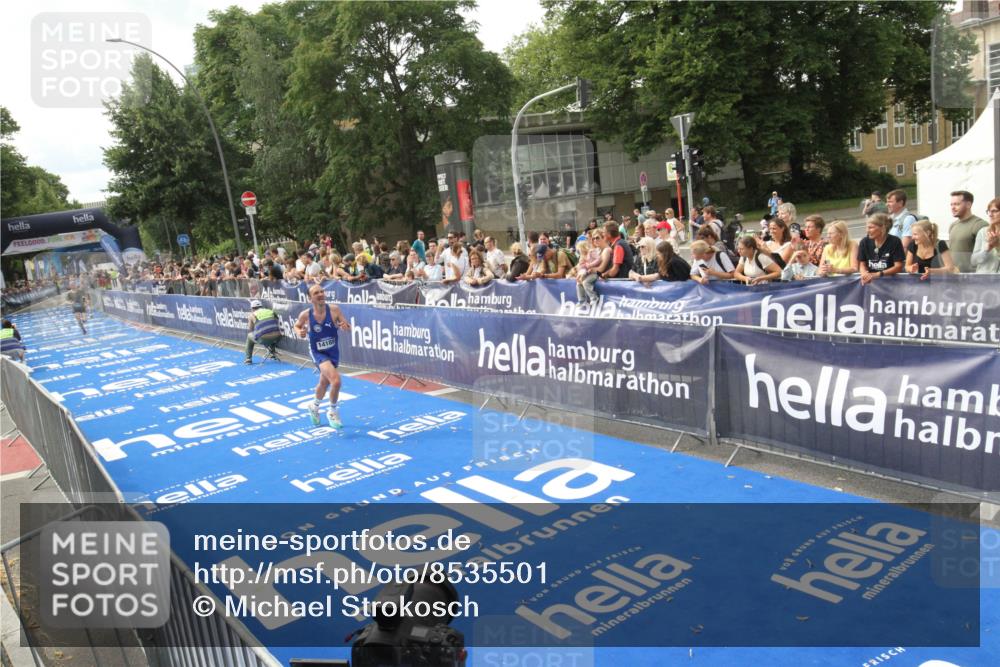 29.06.2025 - hella hamburg halbmarathon Michael Strokosch http://msf.ph/oto/8535501 29.06.2025 10:20:01 Ziel  meine-sportfotos.de