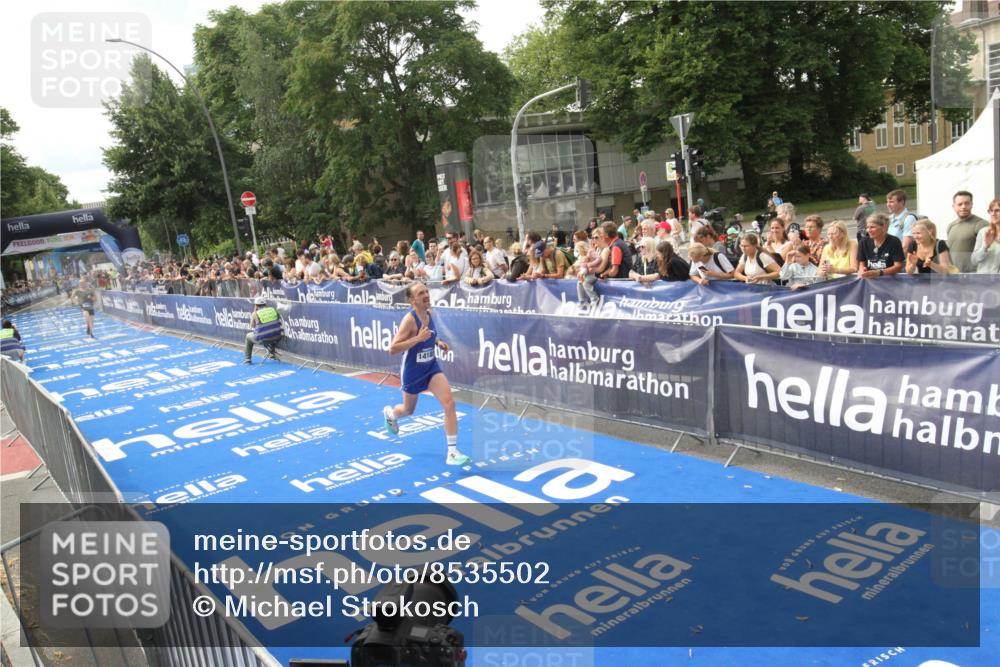 29.06.2025 - hella hamburg halbmarathon Michael Strokosch http://msf.ph/oto/8535502 29.06.2025 10:20:01 Ziel  meine-sportfotos.de