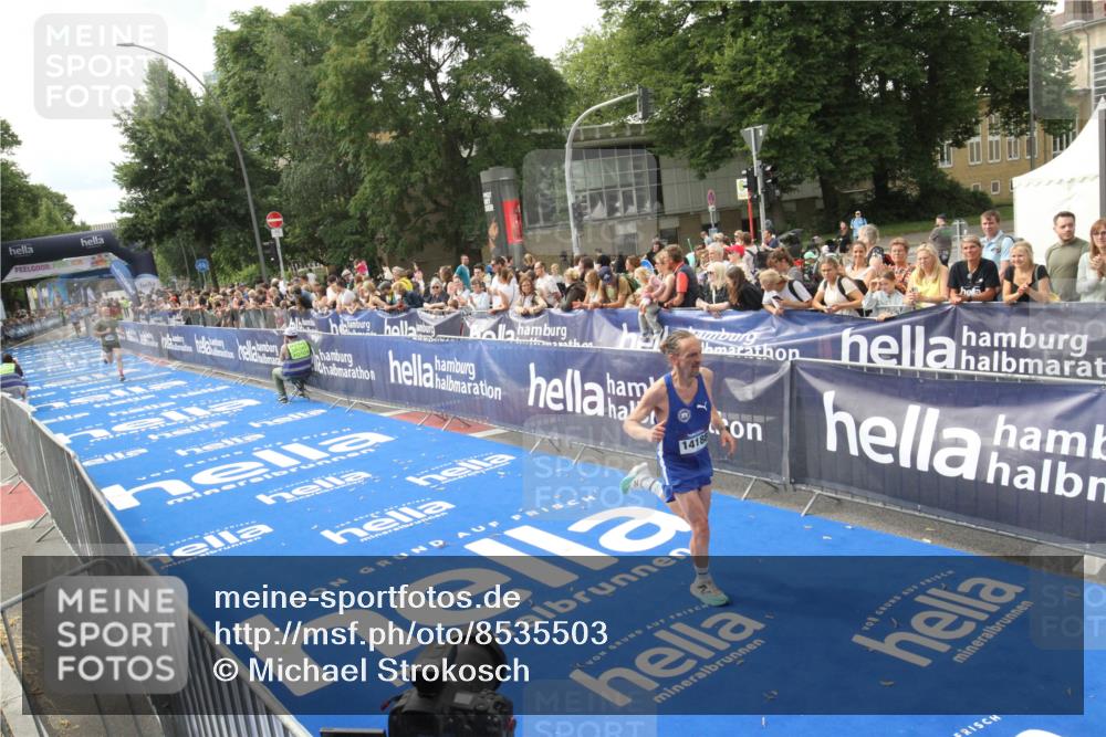 29.06.2025 - hella hamburg halbmarathon Michael Strokosch http://msf.ph/oto/8535503 29.06.2025 10:20:02 Ziel  meine-sportfotos.de