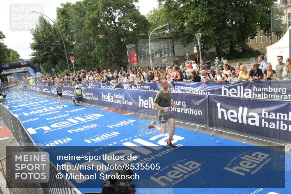 29.06.2025 - hella hamburg halbmarathon Michael Strokosch http://msf.ph/oto/8535505 29.06.2025 10:20:05 Ziel  meine-sportfotos.de