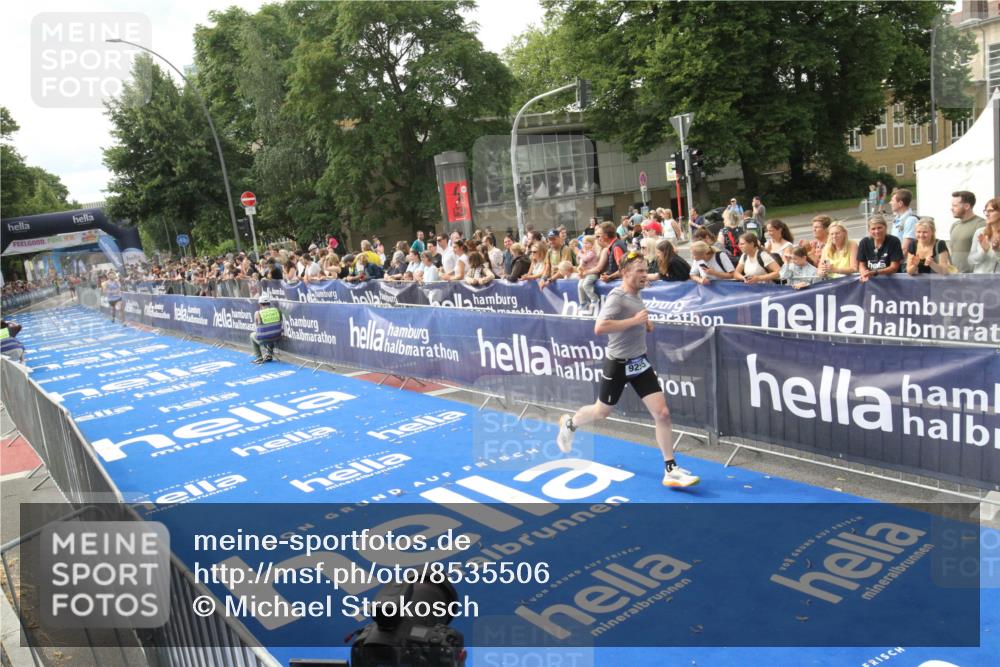 29.06.2025 - hella hamburg halbmarathon Michael Strokosch http://msf.ph/oto/8535506 29.06.2025 10:20:07 Ziel  meine-sportfotos.de