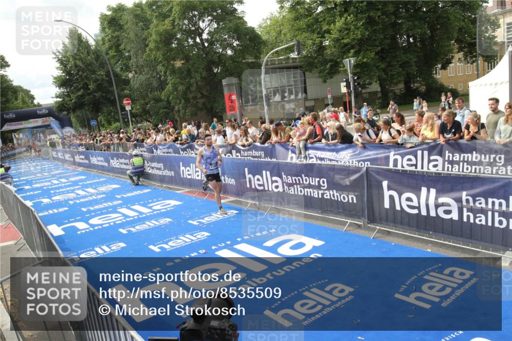29.06.2025 - hella hamburg halbmarathon Michael Strokosch http://msf.ph/oto/8535509 29.06.2025 10:20:11 Ziel  meine-sportfotos.de
