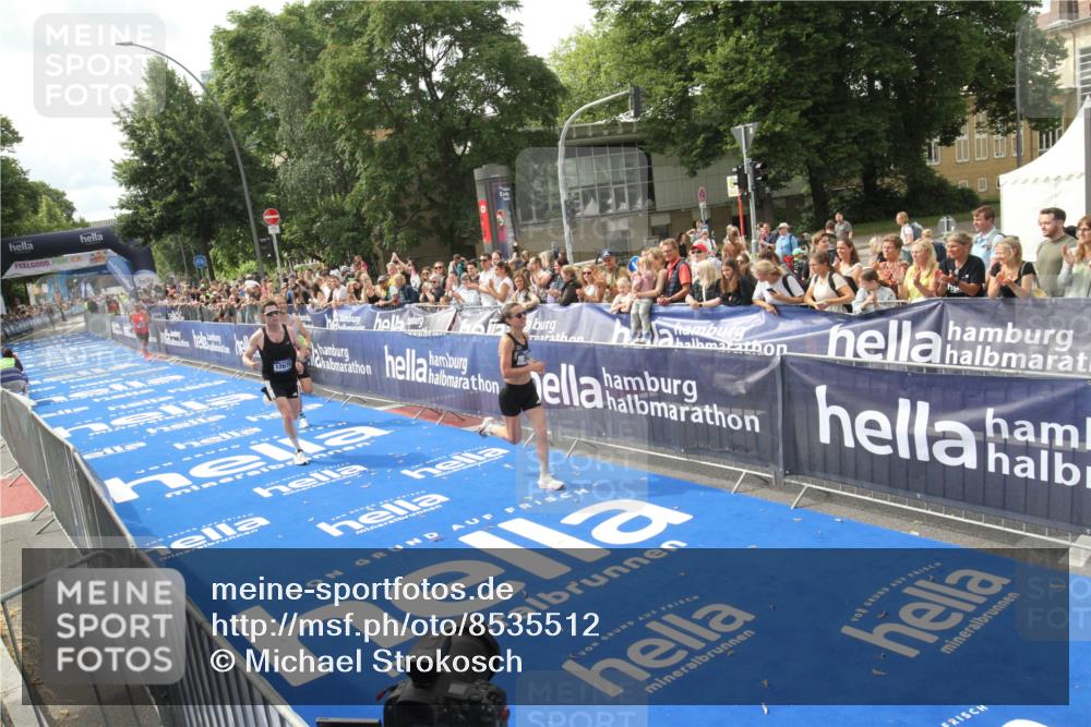29.06.2025 - hella hamburg halbmarathon Michael Strokosch http://msf.ph/oto/8535512 29.06.2025 10:20:19 Ziel  meine-sportfotos.de