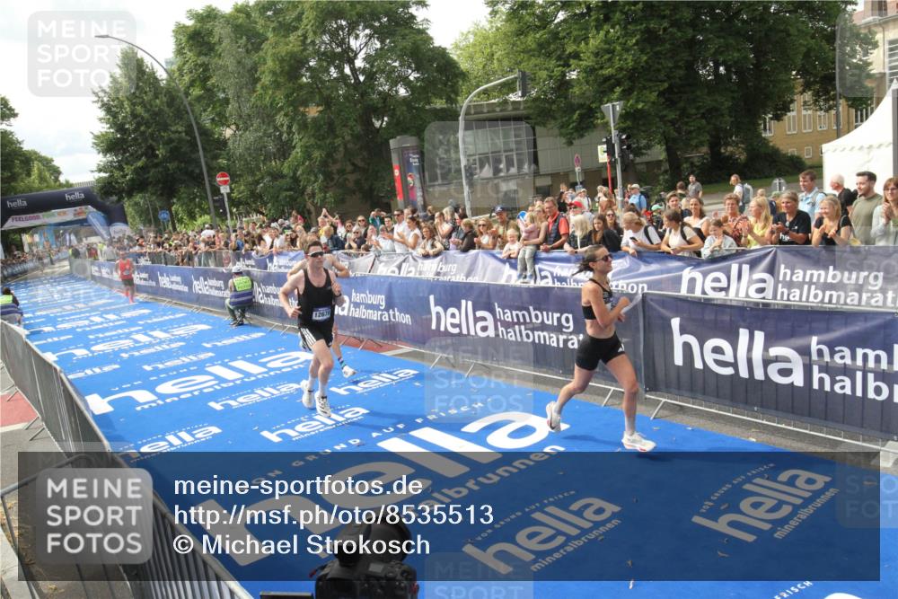 29.06.2025 - hella hamburg halbmarathon Michael Strokosch http://msf.ph/oto/8535513 29.06.2025 10:20:20 Ziel  meine-sportfotos.de