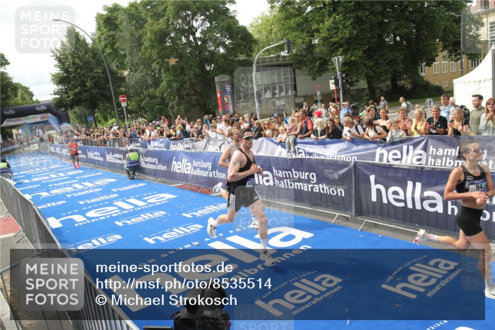 29.06.2025 - hella hamburg halbmarathon Michael Strokosch http://msf.ph/oto/8535514 29.06.2025 10:20:20 Ziel  meine-sportfotos.de