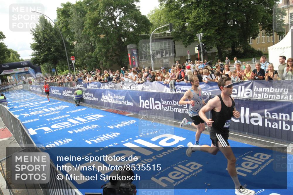 29.06.2025 - hella hamburg halbmarathon Michael Strokosch http://msf.ph/oto/8535515 29.06.2025 10:20:20 Ziel  meine-sportfotos.de