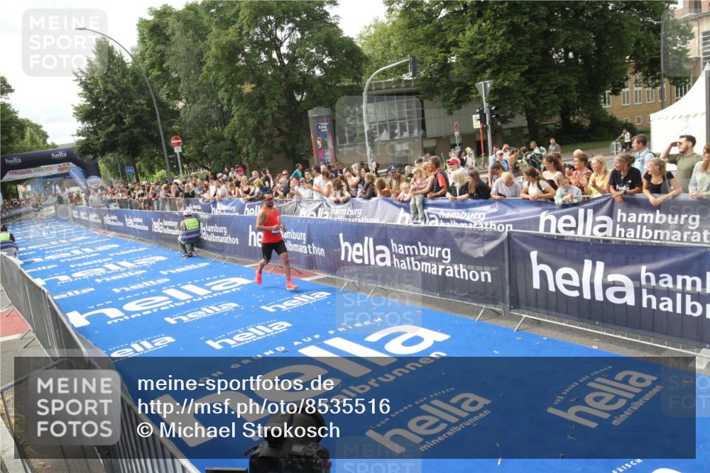 29.06.2025 - hella hamburg halbmarathon Michael Strokosch http://msf.ph/oto/8535516 29.06.2025 10:20:23 Ziel  meine-sportfotos.de