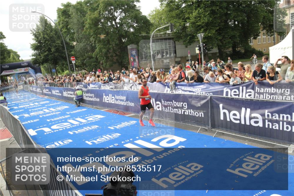 29.06.2025 - hella hamburg halbmarathon Michael Strokosch http://msf.ph/oto/8535517 29.06.2025 10:20:24 Ziel  meine-sportfotos.de