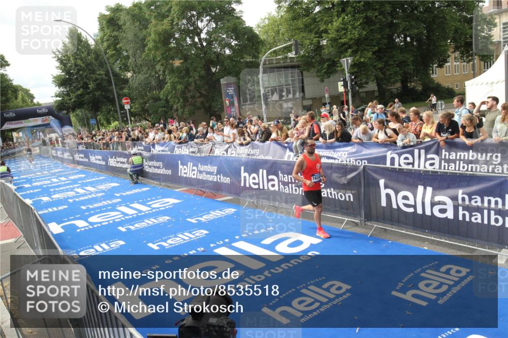 29.06.2025 - hella hamburg halbmarathon Michael Strokosch http://msf.ph/oto/8535518 29.06.2025 10:20:24 Ziel  meine-sportfotos.de