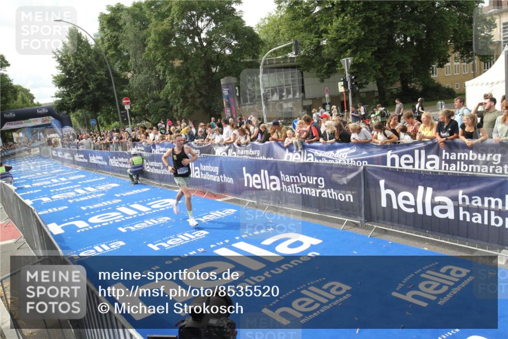 29.06.2025 - hella hamburg halbmarathon Michael Strokosch http://msf.ph/oto/8535520 29.06.2025 10:20:29 Ziel  meine-sportfotos.de