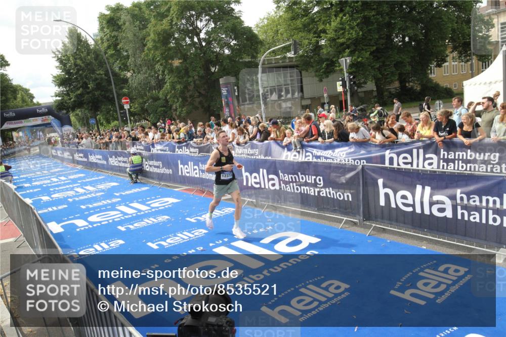 29.06.2025 - hella hamburg halbmarathon Michael Strokosch http://msf.ph/oto/8535521 29.06.2025 10:20:30 Ziel  meine-sportfotos.de