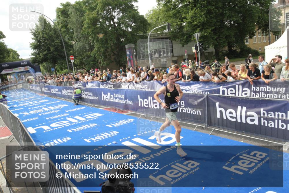 29.06.2025 - hella hamburg halbmarathon Michael Strokosch http://msf.ph/oto/8535522 29.06.2025 10:20:30 Ziel  meine-sportfotos.de